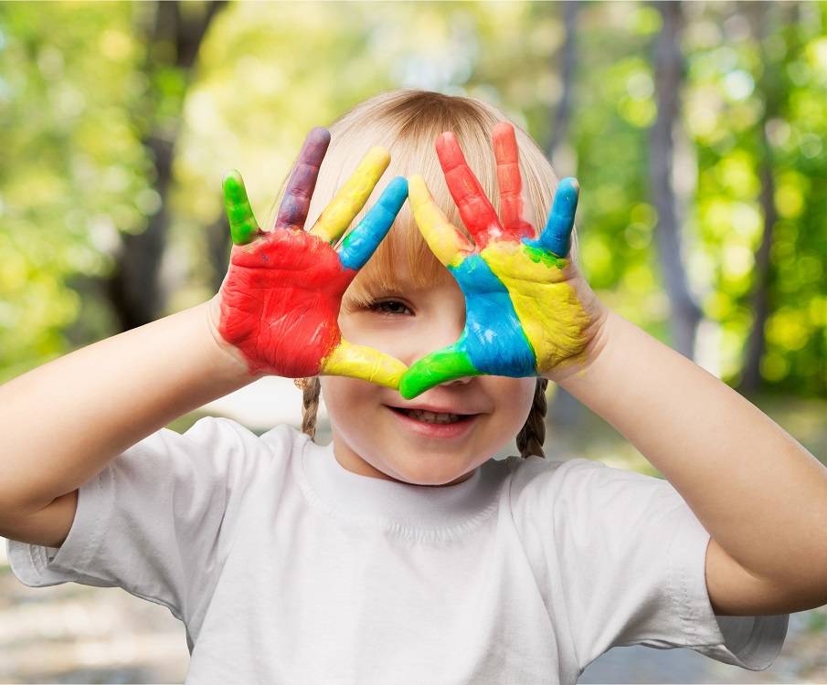 Kind buiten met gekleurde handen