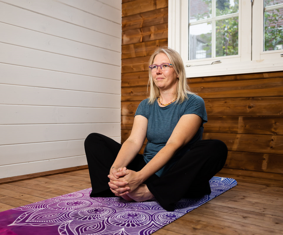Susanna Prinz doet yoga