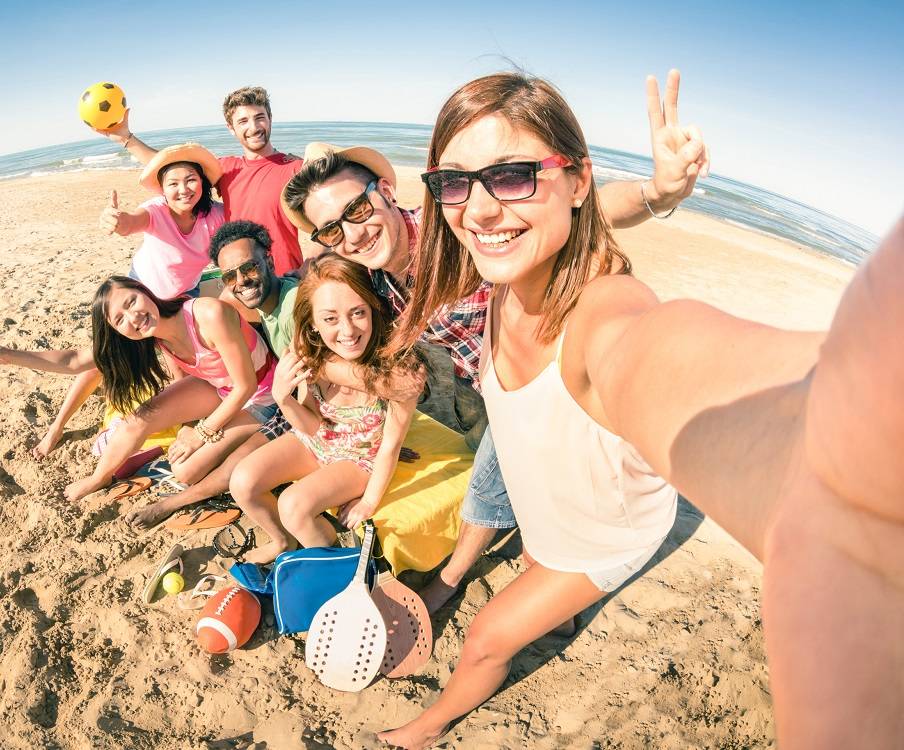 Vriendengroep maakt selfie op het strand