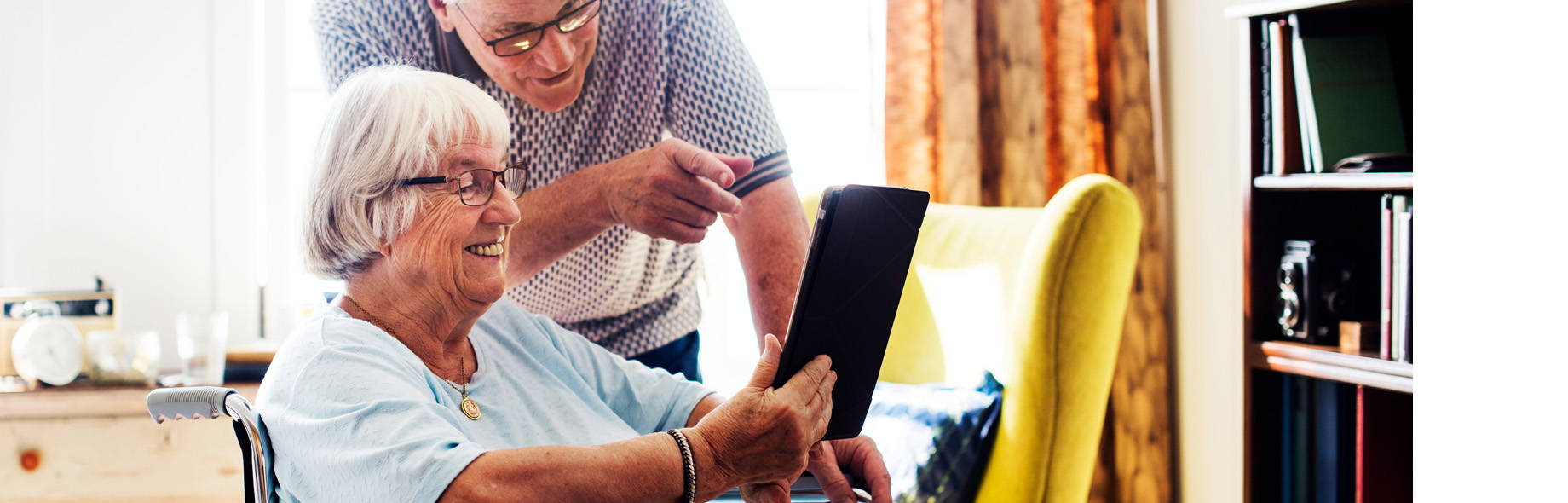 Ouder echtpaar plaatst online bestelling via de webshop van Mediq