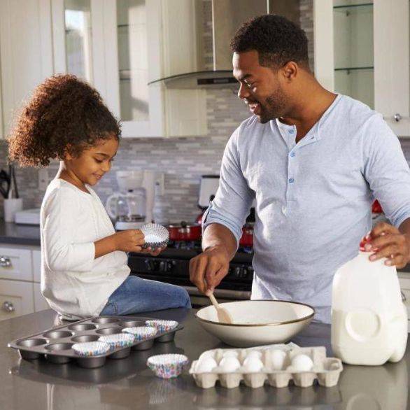 Vader en dochter koken