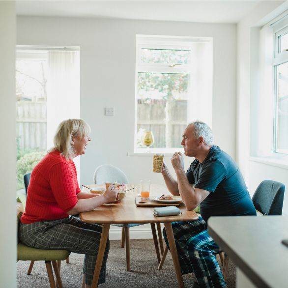 Echtpaar zit aan de keukentafel