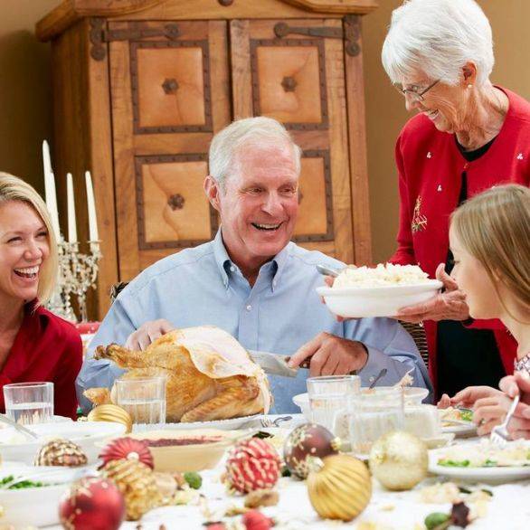 Familie zit aan het kerstdiner