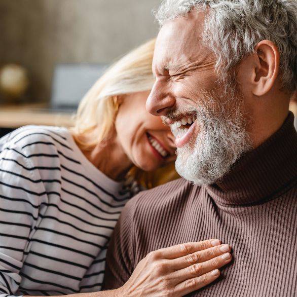 Vrolijk stel knuffelt elkaar