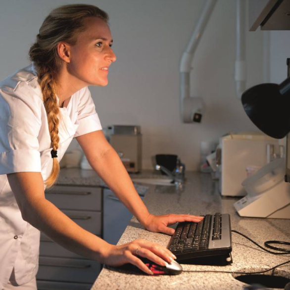 Zorgverlener verwerkt informatie op de computer