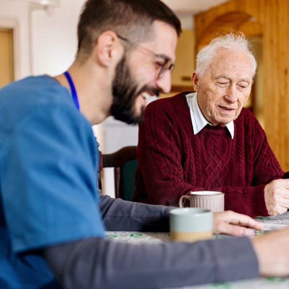 Zorgprofessional helpt oudere man