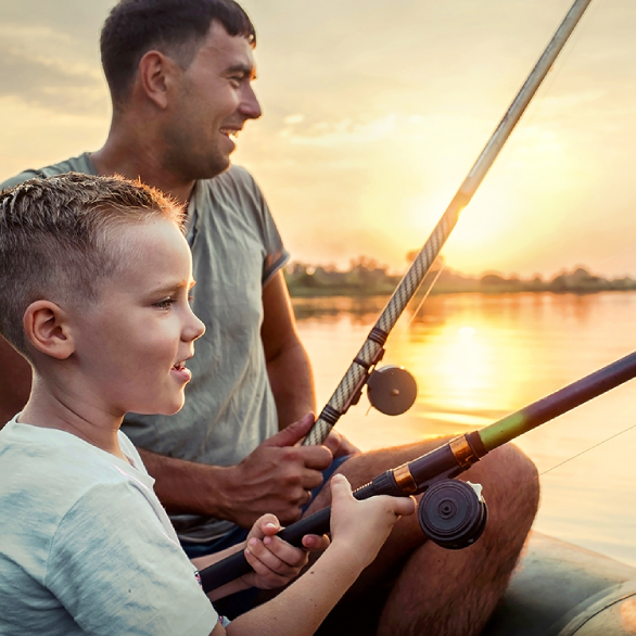 Vader en zoon vissen tijdens een warme zomeravond