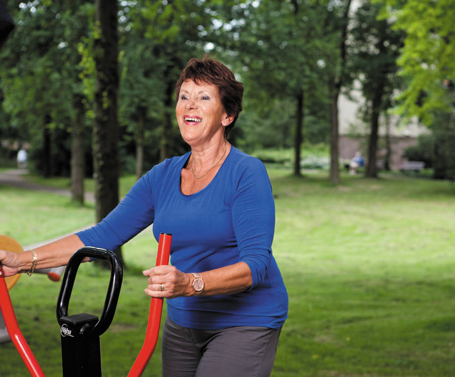 Oudere vrouw sport in het park