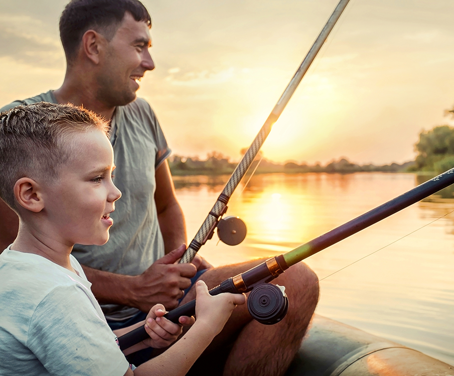 Vader en zoon vissen tijdens een warme zomeravond