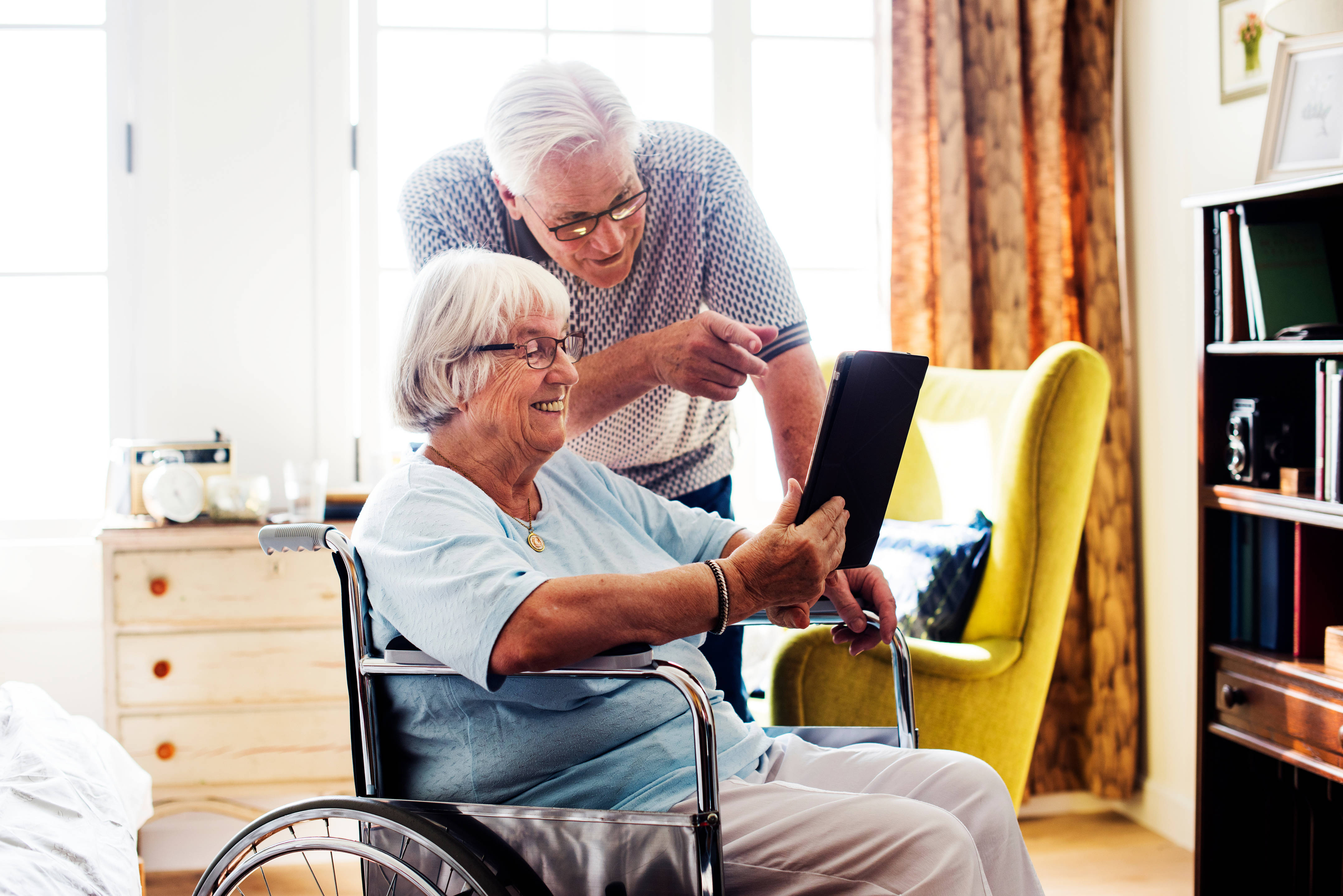 Ouder echtpaar gebruikt tablet om online te bestellen
