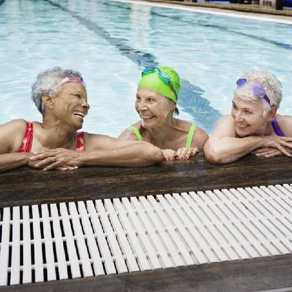 Oudere vrouwen lachend in zwembad