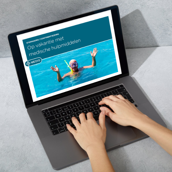 vakantieboekje incontinentie geopend op laptop