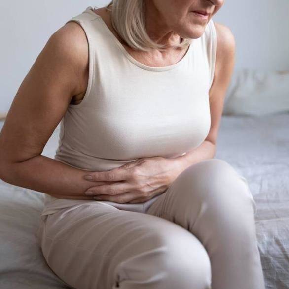 Vrouw met buikkramp of pijn