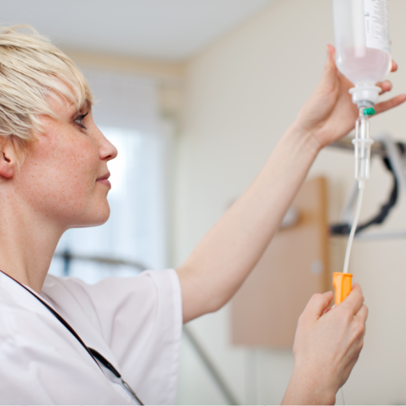 Verpleegkundige controleert infuuszak