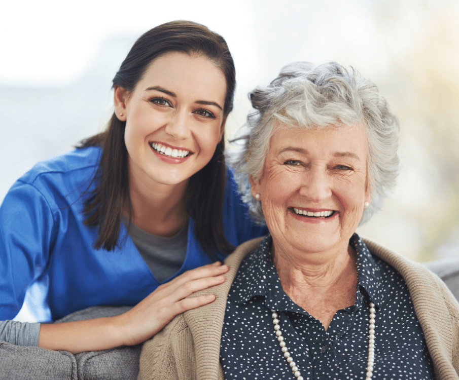 zorgmedewerker met oudere vrouw lachend