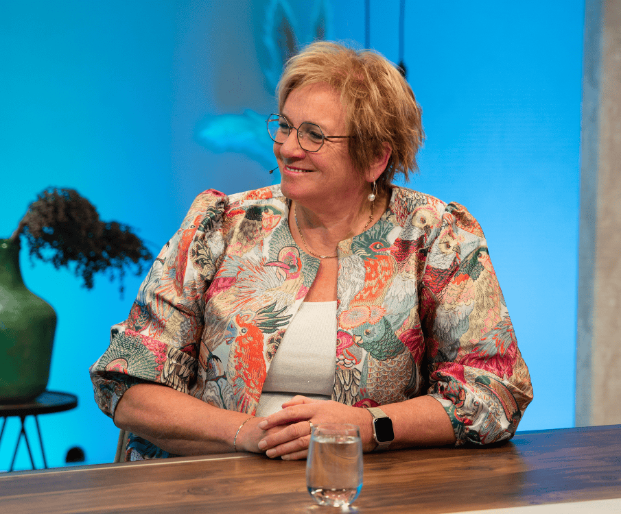 vrouw met kort haar aan tafel