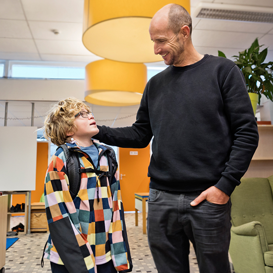 Max en zijn vader lachend