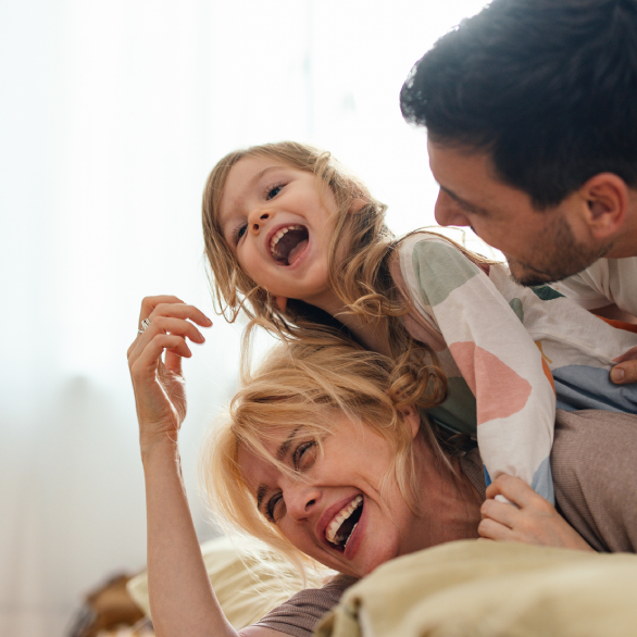 Gezin heeft plezier in de slaapkamer