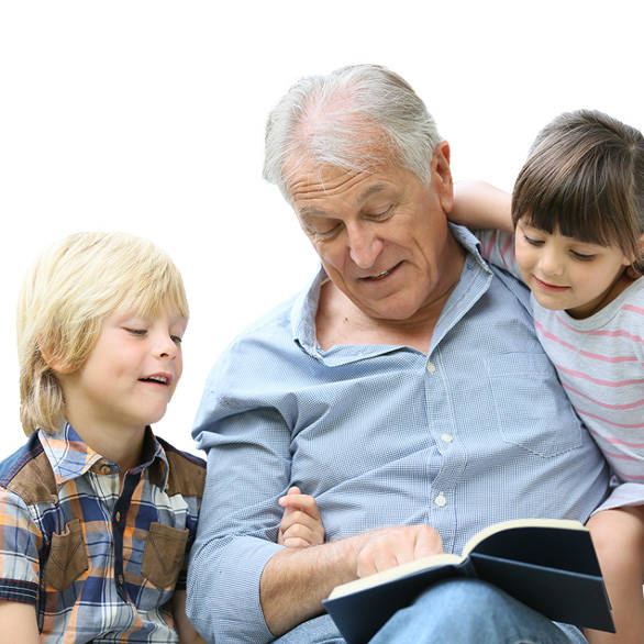 Opa leest aan kleinkinderen voor