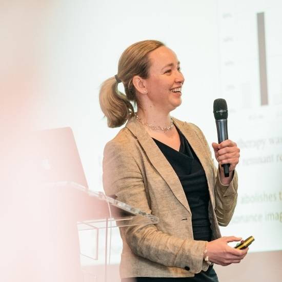 Sacha Koch presenteert