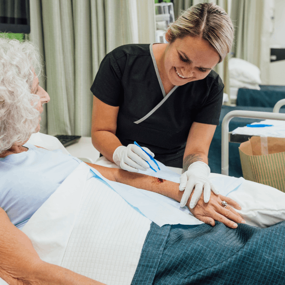 Verpleegster behandelt de wond van een patient