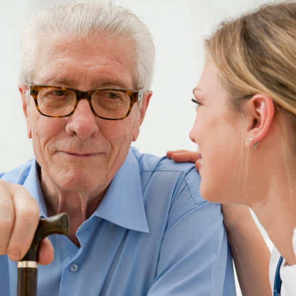 Man ontvangt zorg van verpleegkundige thuis