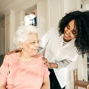Oudere dame ontvang zorg van verpleegkundige thuis via Thuisziekenhuis Nederland