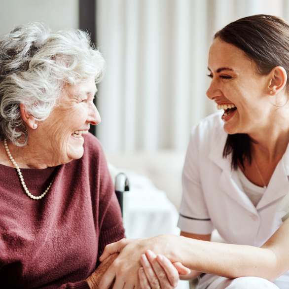 zorgmedewerker en patient lachen