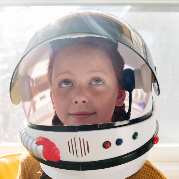kind met ruimtehelm