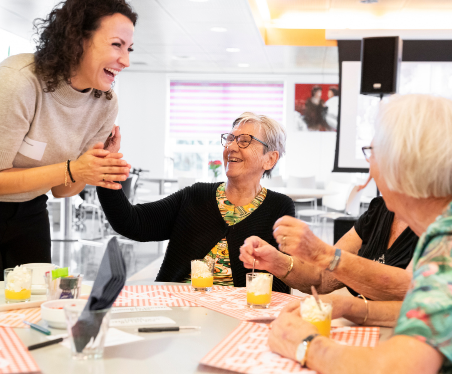 samen lol: medewerker mediq en ouderen met je hart