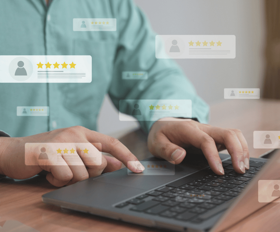 man in groen shirt achter laptop