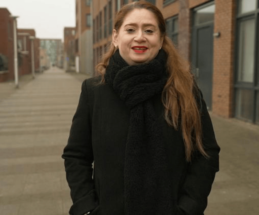 vrouw staat op straat