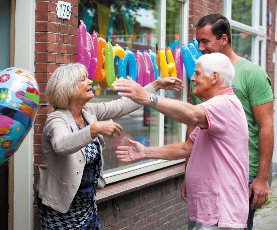Vrouw heet man thuis welkom voor de deur