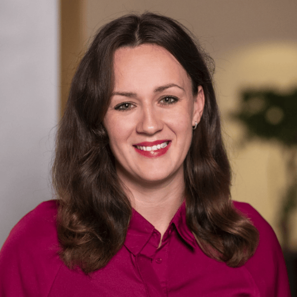 vriendelijke vrouw lacht