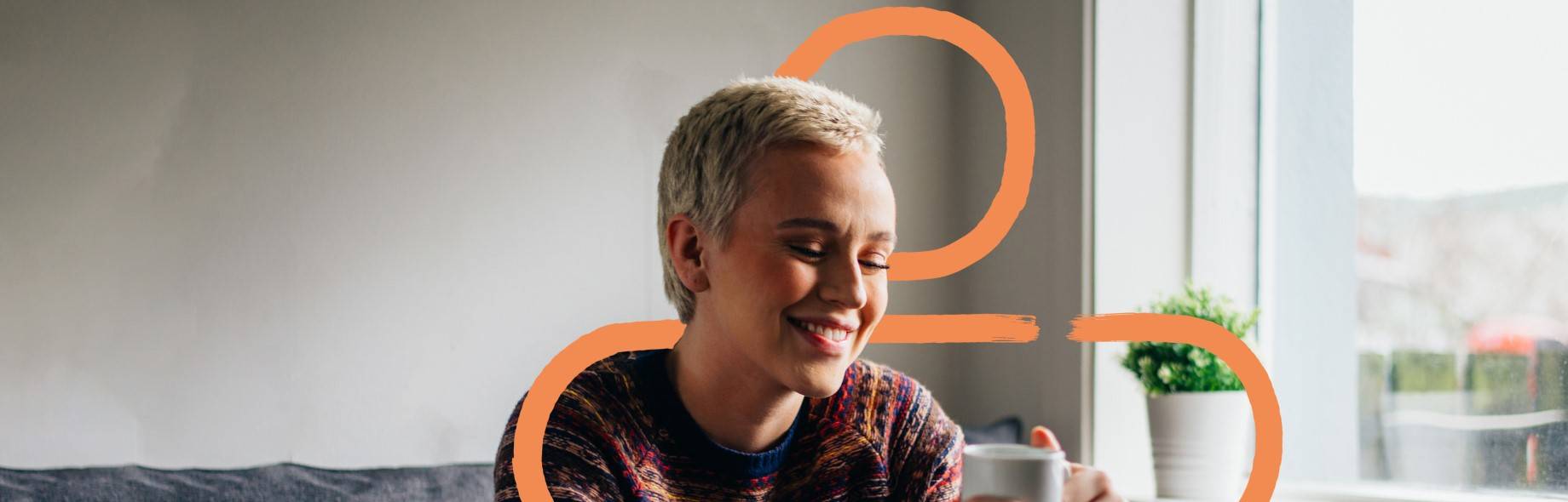 vrouw op de bank met koffie