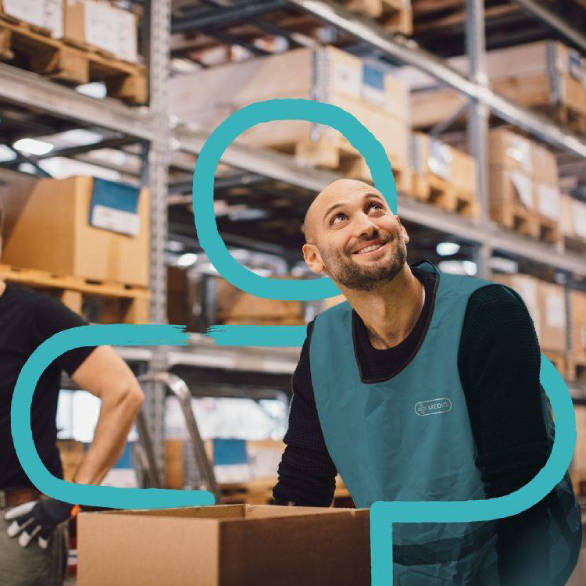 Orderpicker met een blauw Mediq-shirt in het magazijn