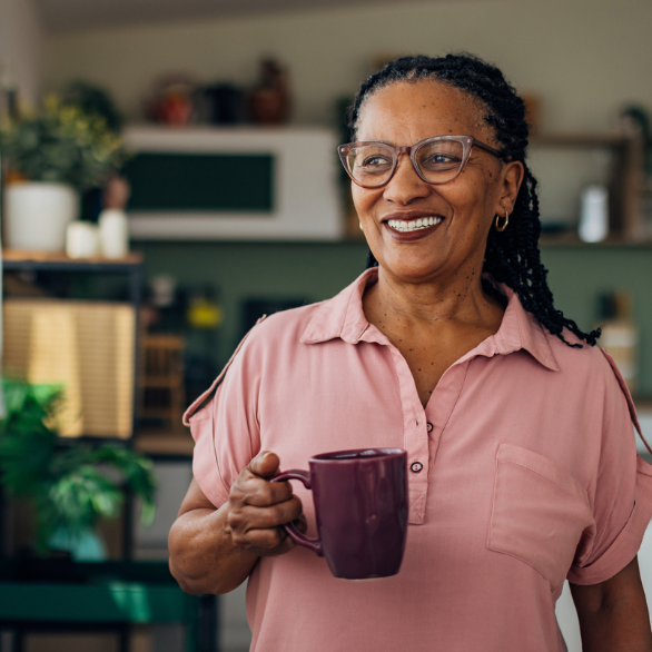 vrolijke vrouw met koffiemok