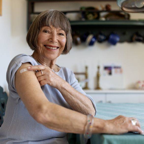 Vrouw met pleister op haar arm