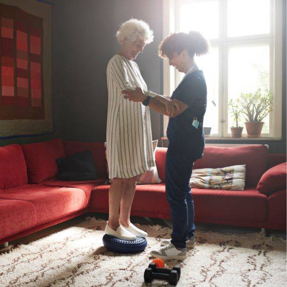 Zorgmedewerker helpt een patiënt