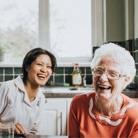 Zorgprofessional helpt oudere dame thuis