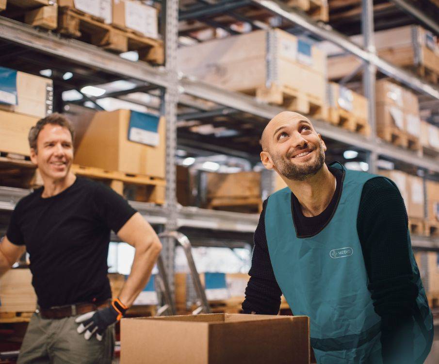 Medewerkers in een magazijn