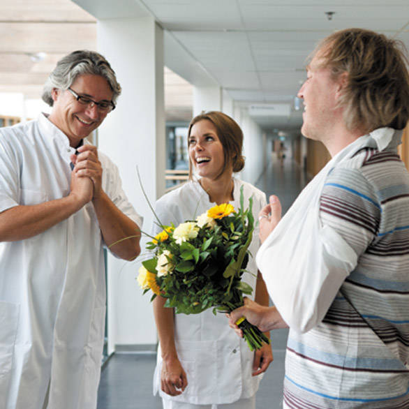 Patiënt bedankt arts met een bloemetje