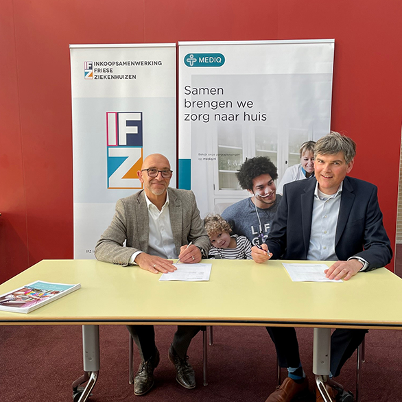 mannen zetten handtekening onder partnership contract ifz mediq