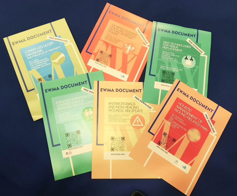 Brochures voor wondzorg tijdens het EWMA wondcongres 2023 in Milaan