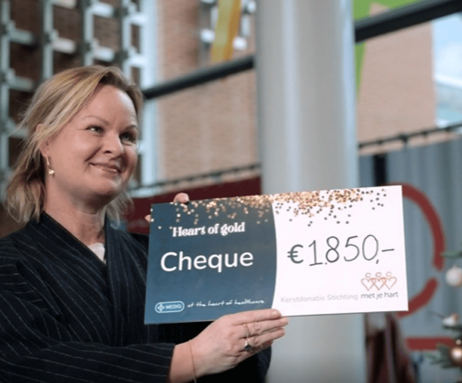 vrouw met cheque