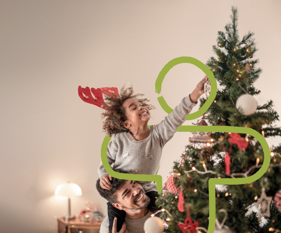 Vader en kind zetten de kerstboom op