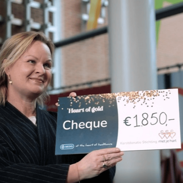 vrouw met cheque