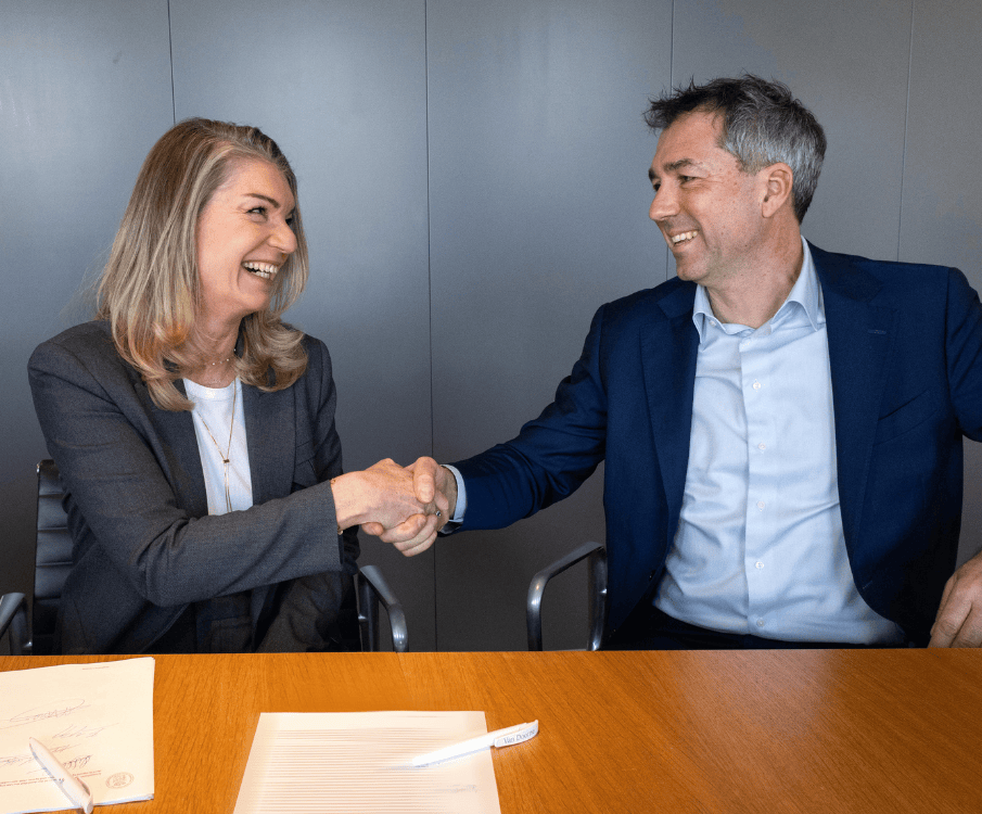 man en vrouw schudden handen