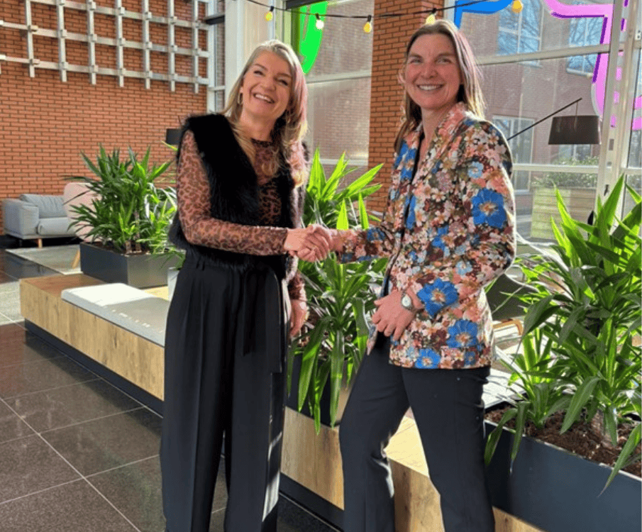 twee vrouwen schudden hand