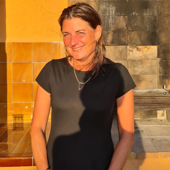 vrouw lacht in de zon